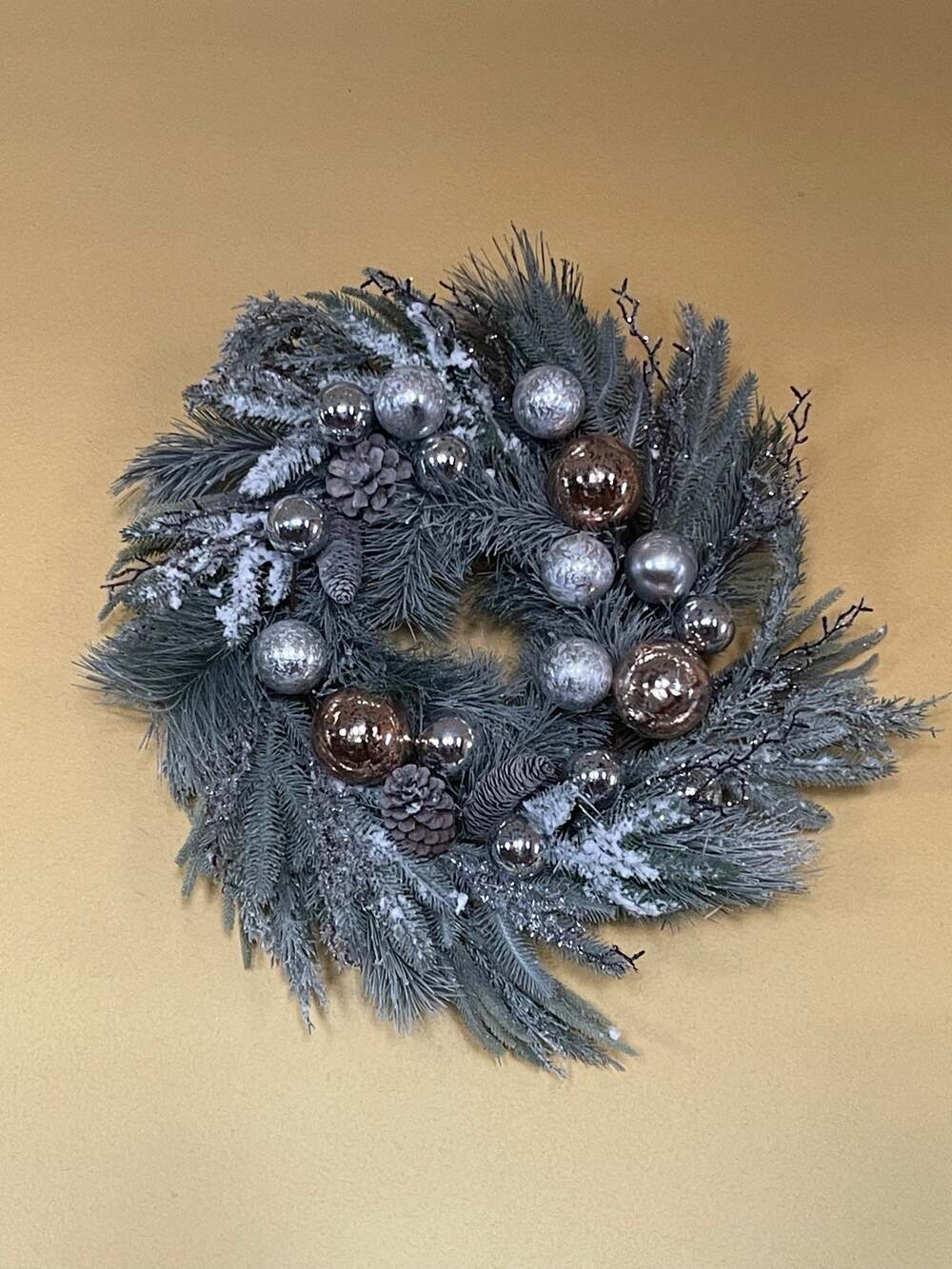 Large Beautiful Door Christmas Wreath 24” Diameter With Ornaments